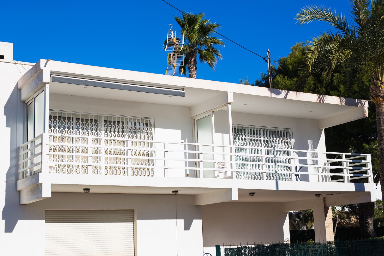 Edificio limpio en Florida con palmeras y cielo azul